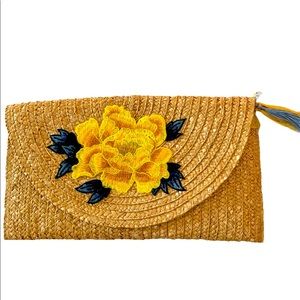 Wicker clutch with flower